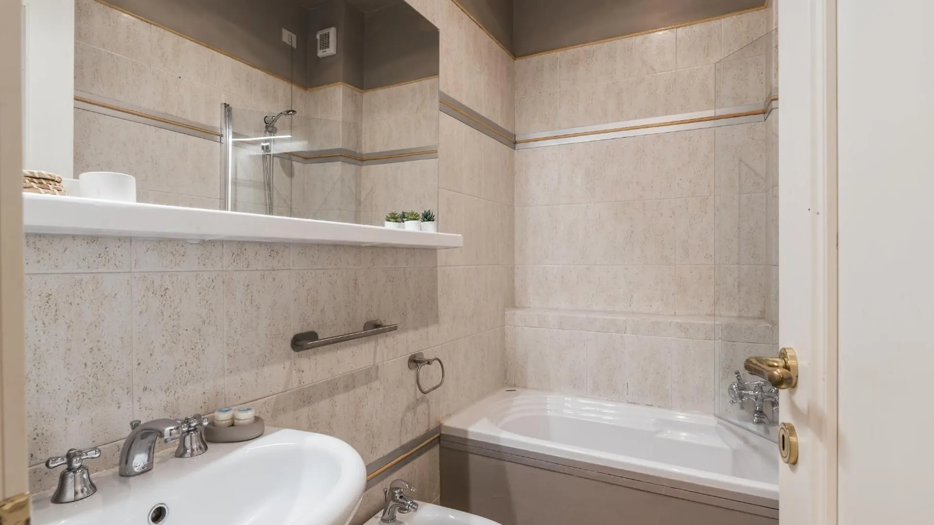The Best Rent - Charming Flat Near Colosseo ローマ アパート